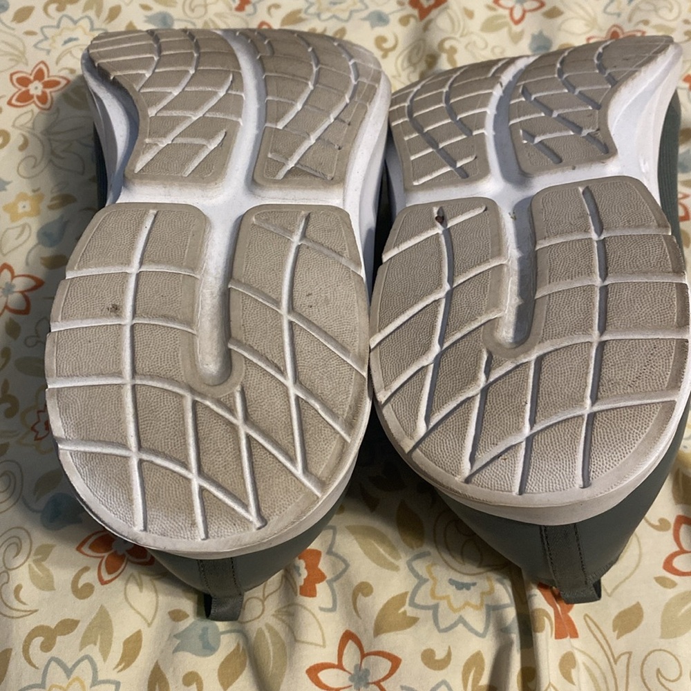 Like New OOFOS OOMG Sport LS Men’s 10.5 Olive Recovery Sneaker Shoes - Picture 4 of 8